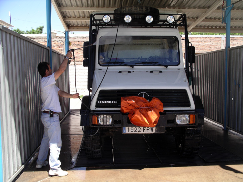 lavando el niño, que ya iba siendo hora...no solo va ha ser el dinero